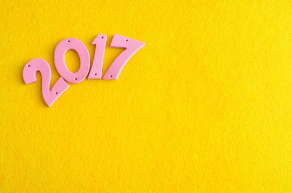 2017 in roze aantallen geïsoleerd tegen een gele achtergrond — Stockfoto