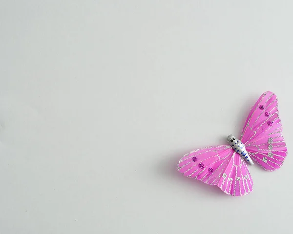 Una mariposa de seda púrpura utilizada para la decoración aislada en blanco — Foto de Stock