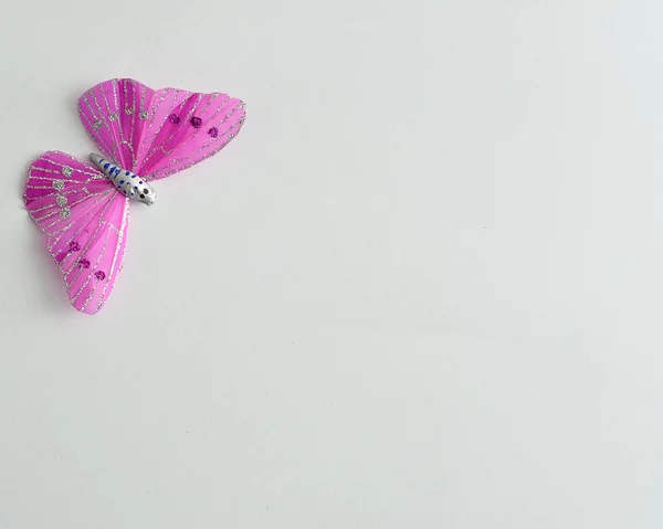 Una mariposa de seda púrpura utilizada para la decoración aislada en blanco — Foto de Stock