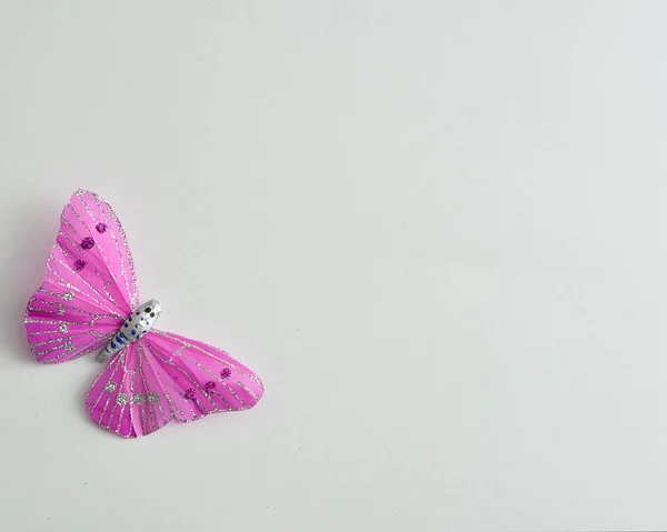 Egy lila selyem pillangó használt elszigetelt fehér dekoráció — Stock Fotó