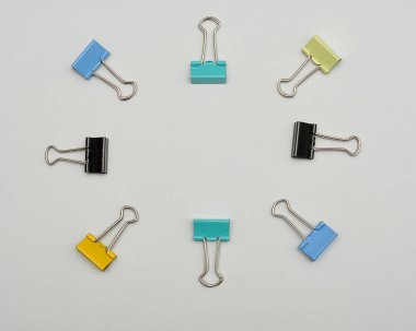 Renkli bağlayıcı klipleri kenarlık