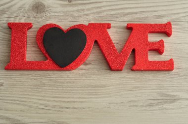 Sevgililer günü. Küçük siyah kalpli kırmızı harflerle seviyorum