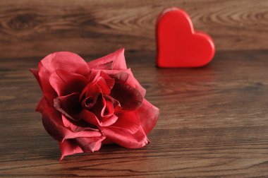 Sevgililer günü. Kırmızı bir gül ile kırmızı bir kalp