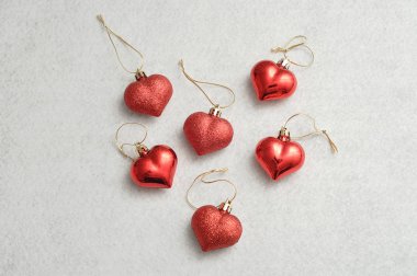 Bir Noel ağacı süslemek için kırmızı Kalpler