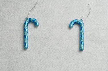 Bir noel ağacı süslemek için iki mavi şerit şeker kamışı