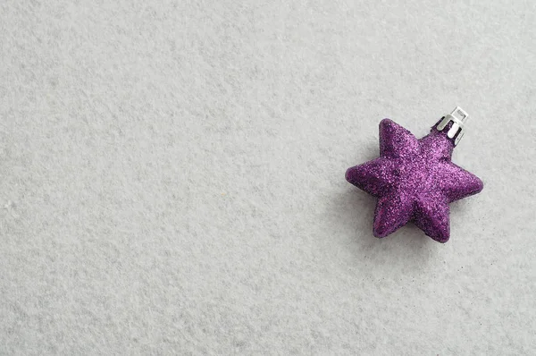 Estrella púrpura para decorar un árbol de Navidad — Foto de Stock