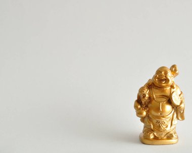 Gülen ve neşeli bir altın Buda'nın heykelcik 