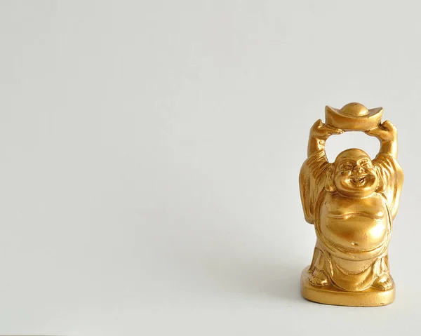 Statyett av en skrattande och glada golden Buddha — Stockfoto