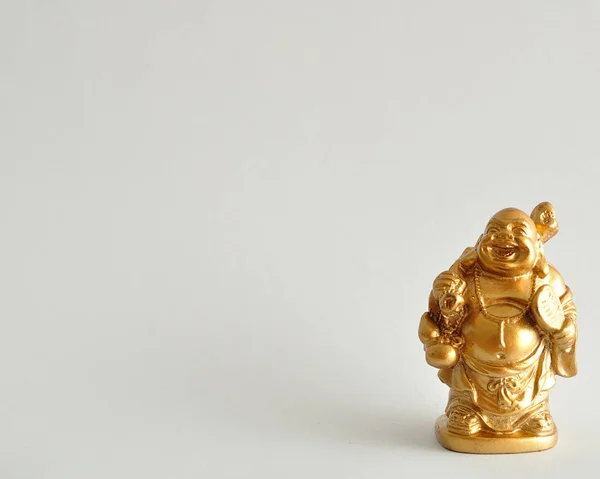 Figura de un sonriente y alegre Buda dorado — Foto de Stock