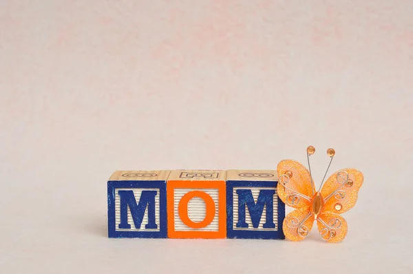 A palavra mãe soletrada com blocos de alfabeto — Fotografia de Stock