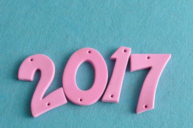 mavi bir arka plan karşı izole pembe rakamlarla 2017