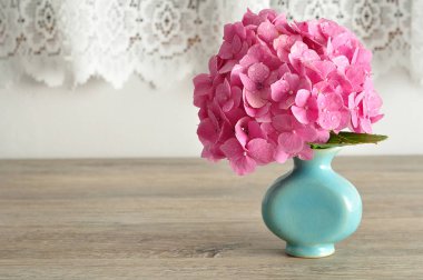 Mavi bir vazo içinde pembe bir ortanca