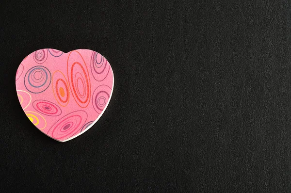 Día de San Valentín. Un pequeño corazón rosado — Foto de Stock