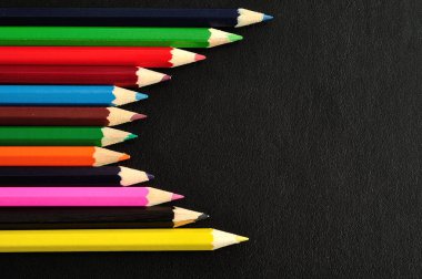 Siyah bir arka plan üzerinde izole kalem boyama