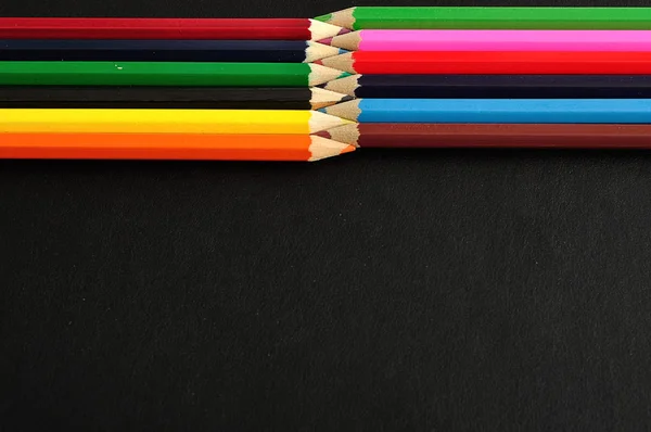 Barevné tužky, samostatný na černém pozadí — Stock fotografie