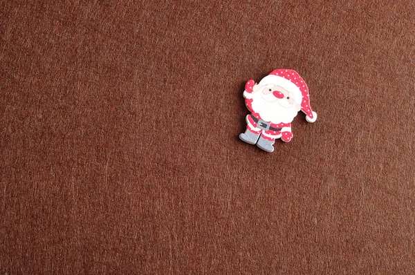 Weihnachtsmann isoliert auf braunem Hintergrund — Stockfoto