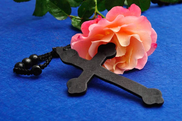 An orange rose with rosary beads — Stock Photo, Image