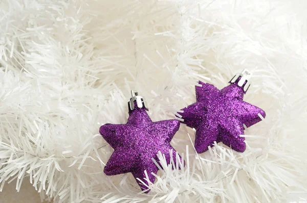 Две фиолетовые звезды, чтобы украсить елку, изолированную на белом — стоковое фото