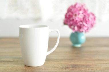 Alan sığ bölümü ile beyaz bir kupa