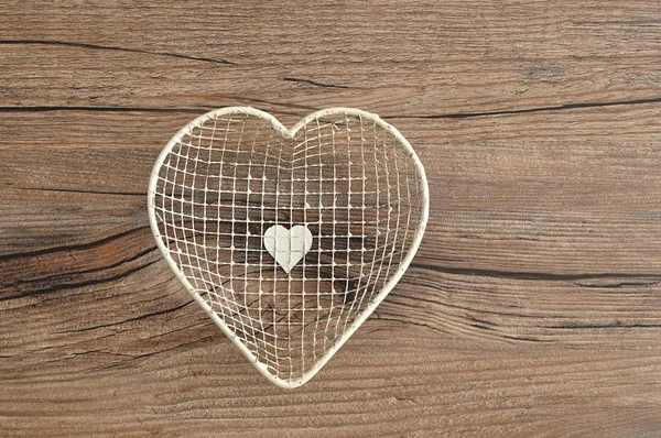 San Valentino. Un cestino di filo bianco a forma di cuore — Foto Stock