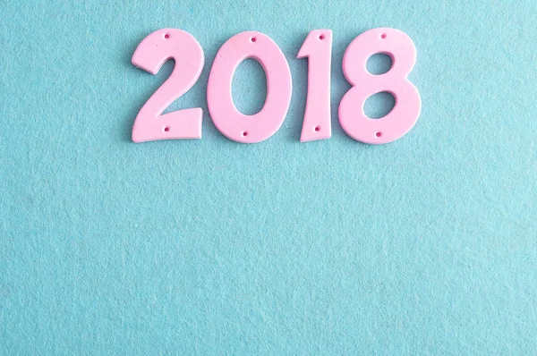 2018 in roze aantallen geïsoleerd tegen een blauwe achtergrond — Stockfoto