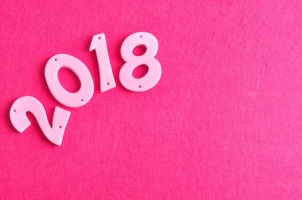 2018 elszigetelt a rózsaszín háttér, rózsaszín számokban — Stock Fotó