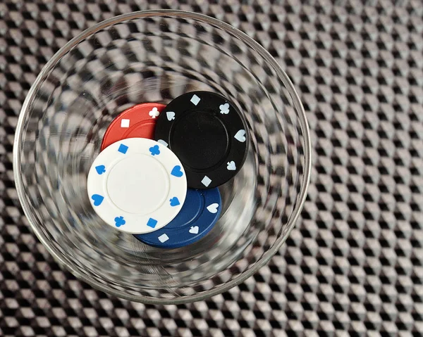 Póker zseton, egy pohár Martini — Stock Fotó