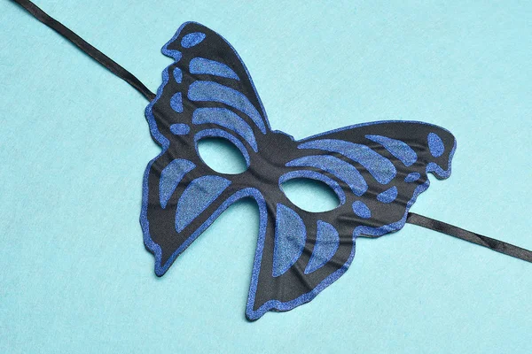 Карнавальная маска синей бабочки — стоковое фото