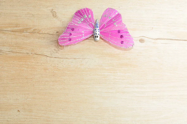 Una mariposa de seda púrpura utilizada para la decoración — Foto de Stock