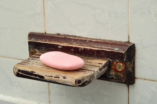 Egy régi, kopott fa szappantartó, rózsaszín bár szappan — Stock Fotó