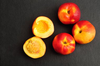 Tek kişi ile bütün nektarin yarıya