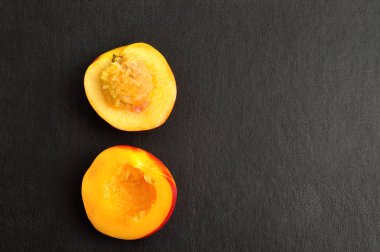 Yarım nektarin dilimleri