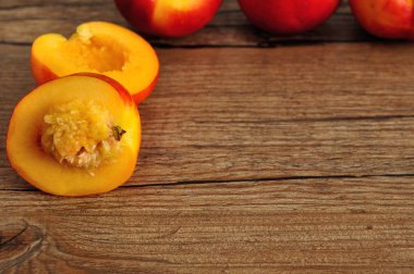 Tek kişi ile bütün nektarin yarıya