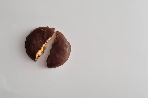 Galletas redondas cubiertas de chocolate partido por la mitad —  Fotos de Stock