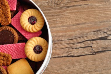 Bir kutu bisküvi çeşitli ile dolu