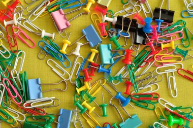 Ataç, bağlayıcı klipleri ve itme pimleri topluluğu