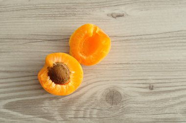 Ahşap arka plan üzerinde izole kayısı