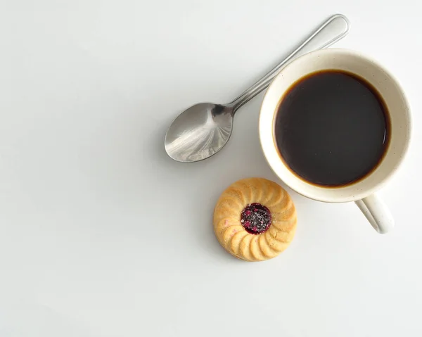 A cup filled with coffee and a round biscuit — Stock Photo, Image