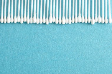 Pamuk temizleme bezi üzerinde bir açık mavi renkli izole bir dizi