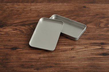 Bir kapak ile küçük bir boş metal kutu