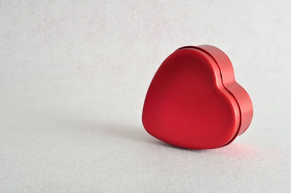 Día de San Valentín. Una lata roja en forma de corazón — Foto de Stock