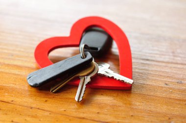 Sevgililer günü. Kırmızı kalp içinde görüntülenen anahtarları