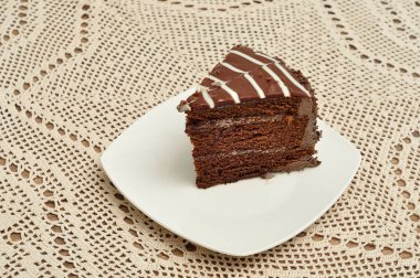 Beyaz bir tabak içinde çikolatalı kek lezzetli bir dilim