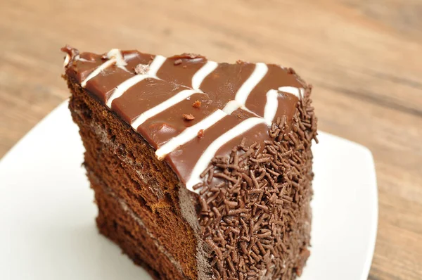 Una deliziosa fetta di torta al cioccolato in un piatto bianco — Foto Stock