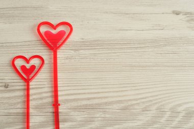 Sevgililer günü. Notlar tutmak için kırmızı Kalpler 