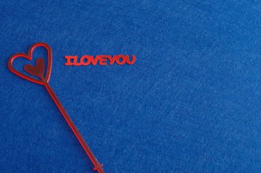 Sevgililer günü. Kırmızı harflerle kırmızı kalpli seni seviyorum 