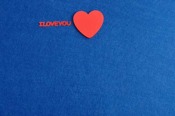 Den svatého Valentýna. Miluji tě červenými písmeny s červeným srdcem — Stock fotografie