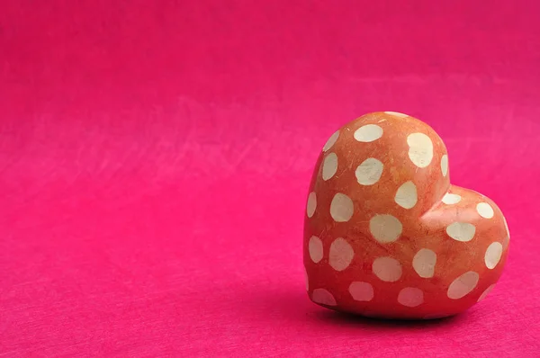 Saint-Valentin. Un cœur rouge et blanc tacheté — Photo