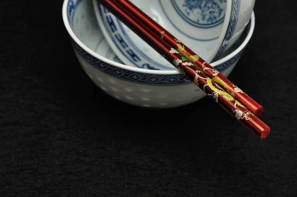 Cuenco chino se apilan entre sí con un par de palillos — Foto de Stock
