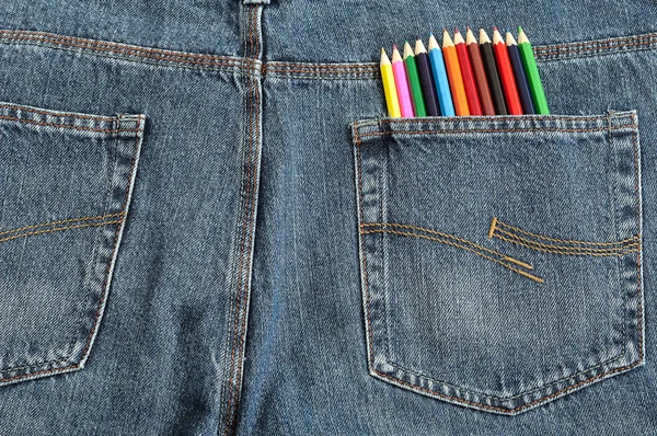 Barevné tužky trčí ze zadní kapsy denim jean — Stock fotografie